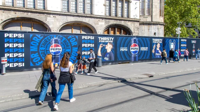🏆Mai-Highlight zur Champions-League in München!
Mit 180m² strahlender Präsenz wurde unsere Media Wall am Hauptbahnhof zum Blickfang-eindrucksvoll genutzt von @pepsi / @pepsi.de zur Finalzeit des europäischen Top-Fußballs!

🚉 Maximale Sichtbarkeit im Zentrum des Geschehens: Zusammen mit @outsitemedia sind wir stolz diesen Top-Standort mitten im Pendlerstrom der Stadt präsentieren zu dürfen

#mediawall #múnich #munchen #pepsi #aussenwerbung #werbung #hauptbahnhof #championsleaguefinal